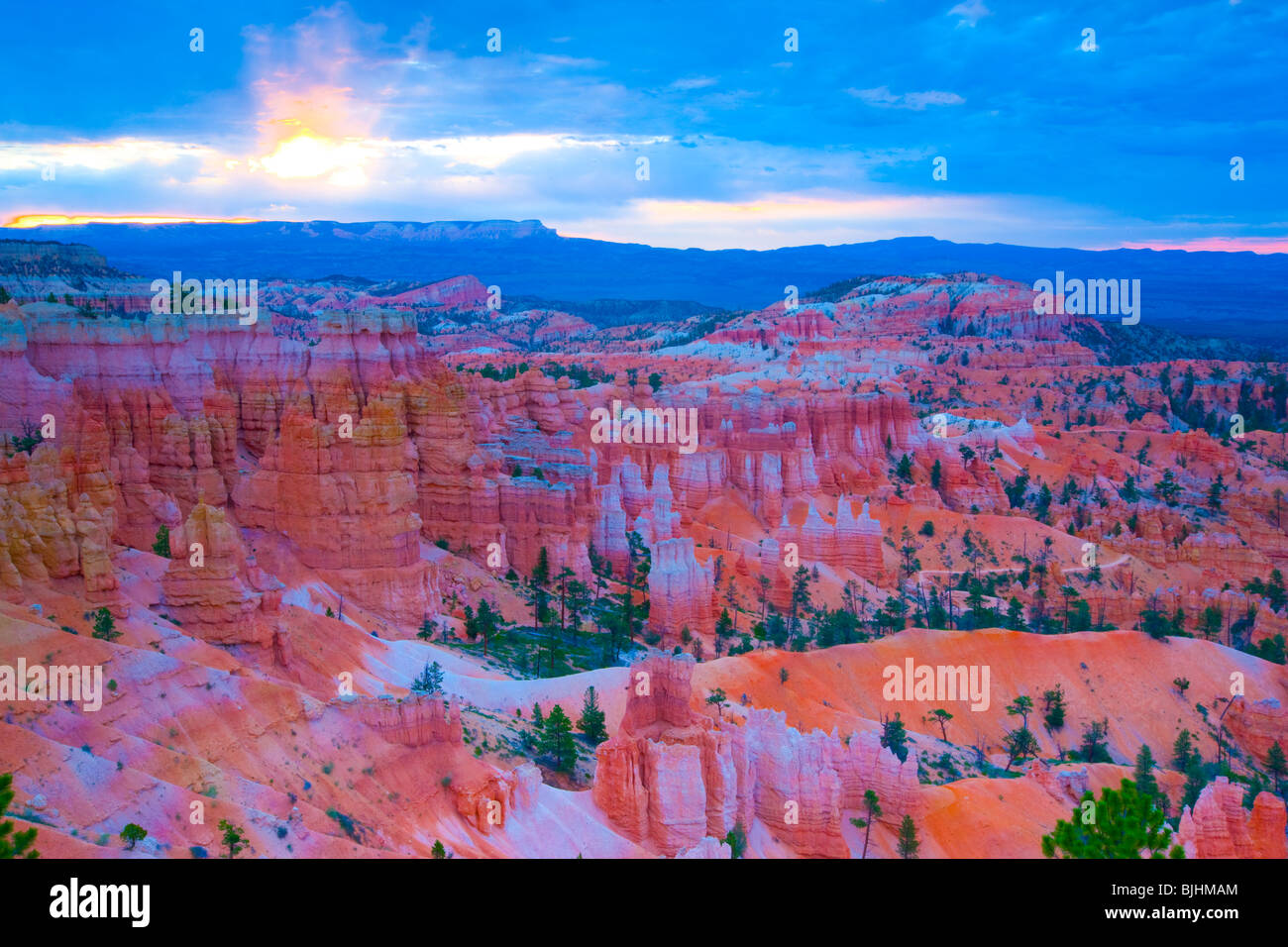 Sunrise over Bryce anfiteatro, parco nazionale di Bryce Canyon, Utah, visto da vicino punto di Sunrise, pinnacoli di calcare Wasatch Foto Stock