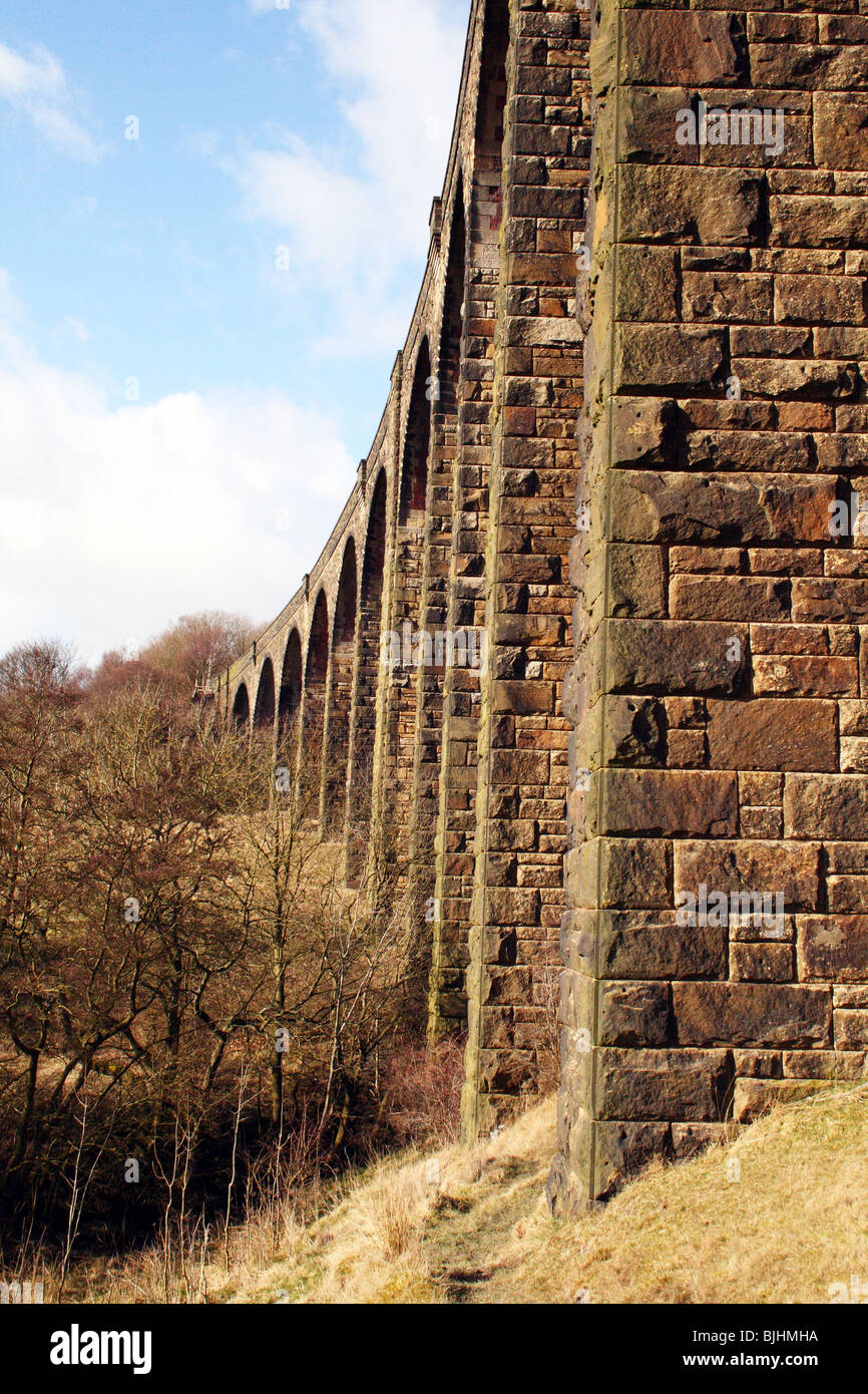 Hewenden viadotto ferroviario Cullingworth Yorkshire mostra archi Foto Stock