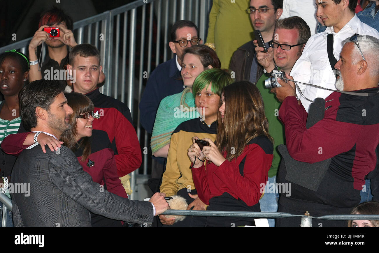 ERIC BANA prende foto con fan di Star Trek LOS ANGELES PREMIERE HOLLYWOOD Los Angeles CA USA 30 Aprile 2009 Foto Stock