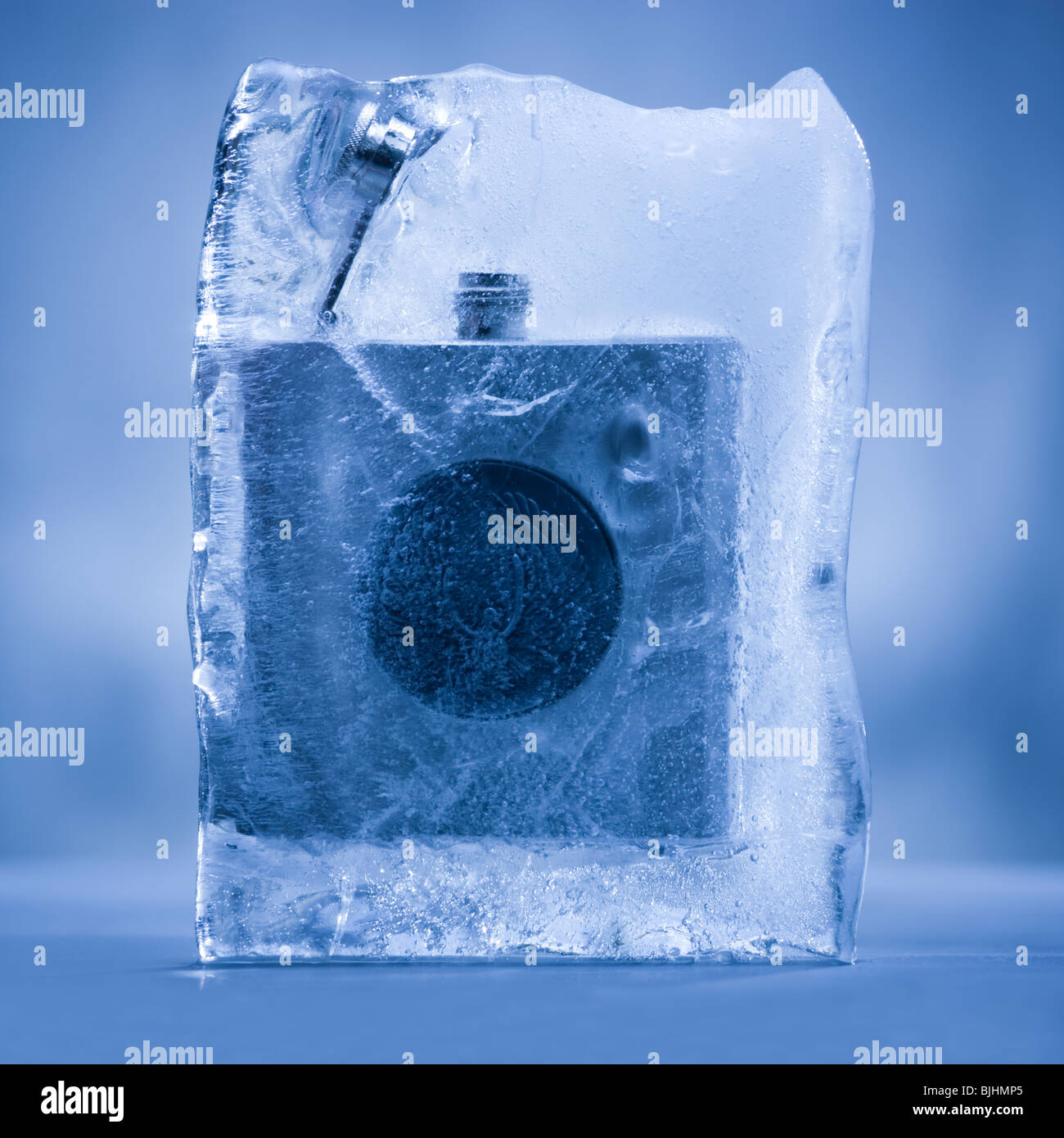 Pallone di whiskey congelato in un blocco di ghiaccio Foto Stock