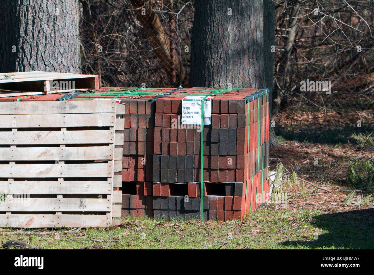 Mattone lastricatori presso un sito in costruzione. Pavimentazione mattoni impilati e legato. Foto Stock
