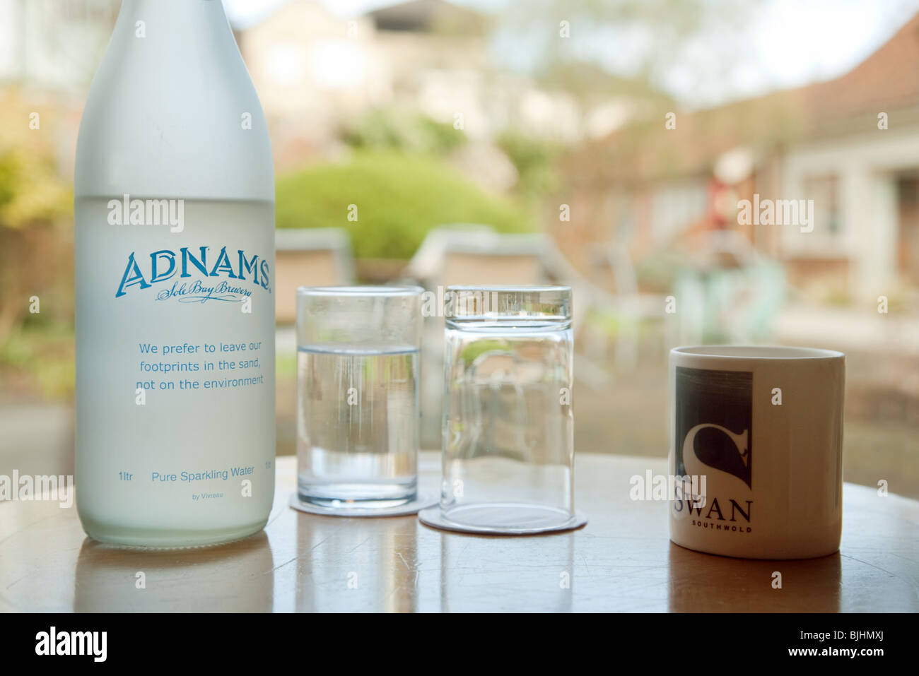 Una bottiglia di Adnams acqua minerale in camera in the Swan Hotel, Southwold, Suffolk, Regno Unito Foto Stock