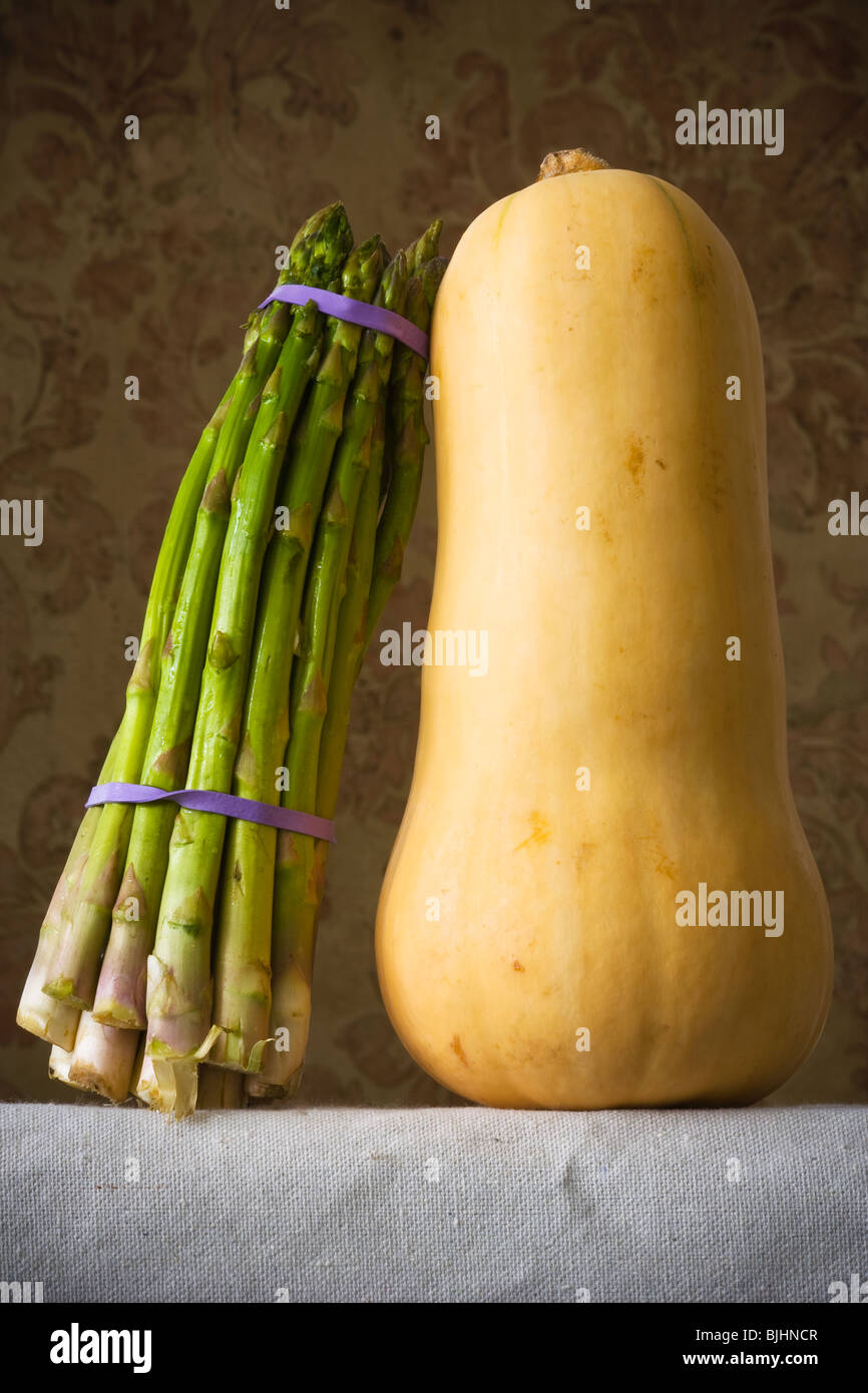 Gli asparagi e squash Foto Stock