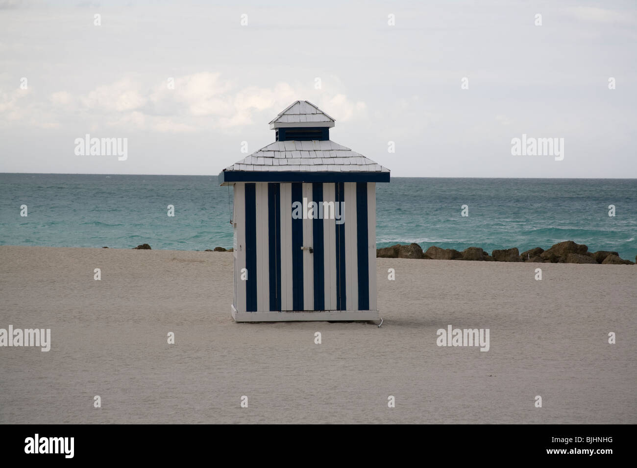 Blu e bianco stripey beach hut sulla spiaggia di South Beach a Miami, Florida, Stati Uniti d'America Foto Stock