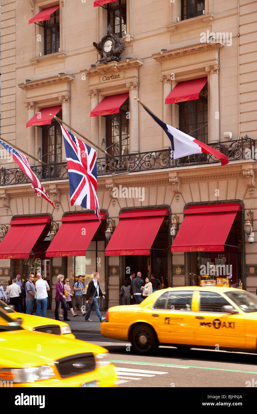 Americana, britannica e francese bandiere volare al di fuori del Cartier Store sulla Quinta Avenue in New York City USA Foto Stock