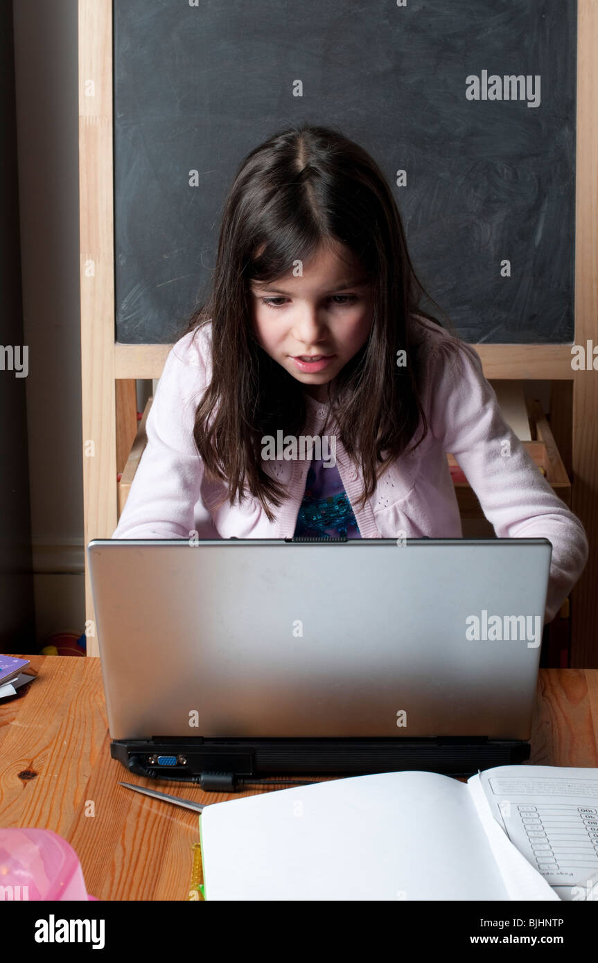 School girl-8 anni ,sul laptop Foto Stock