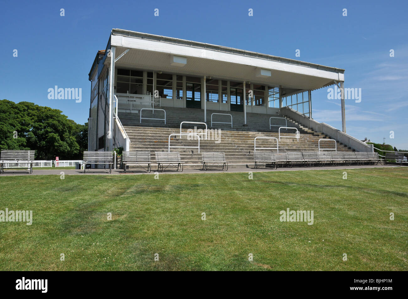 Tiered tribuna dello stadio a horse racing racecourse a Folkestone, Kent, Regno Unito con un tetto a sbalzo. Foto Stock