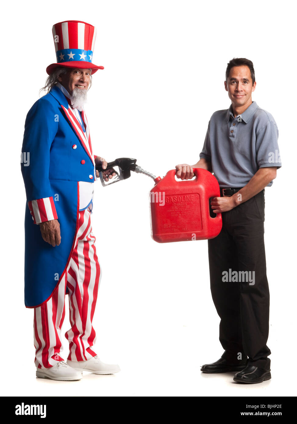 Lo zio Sam holding una pompa di benzina il riempimento di un uomo di gas può Foto Stock