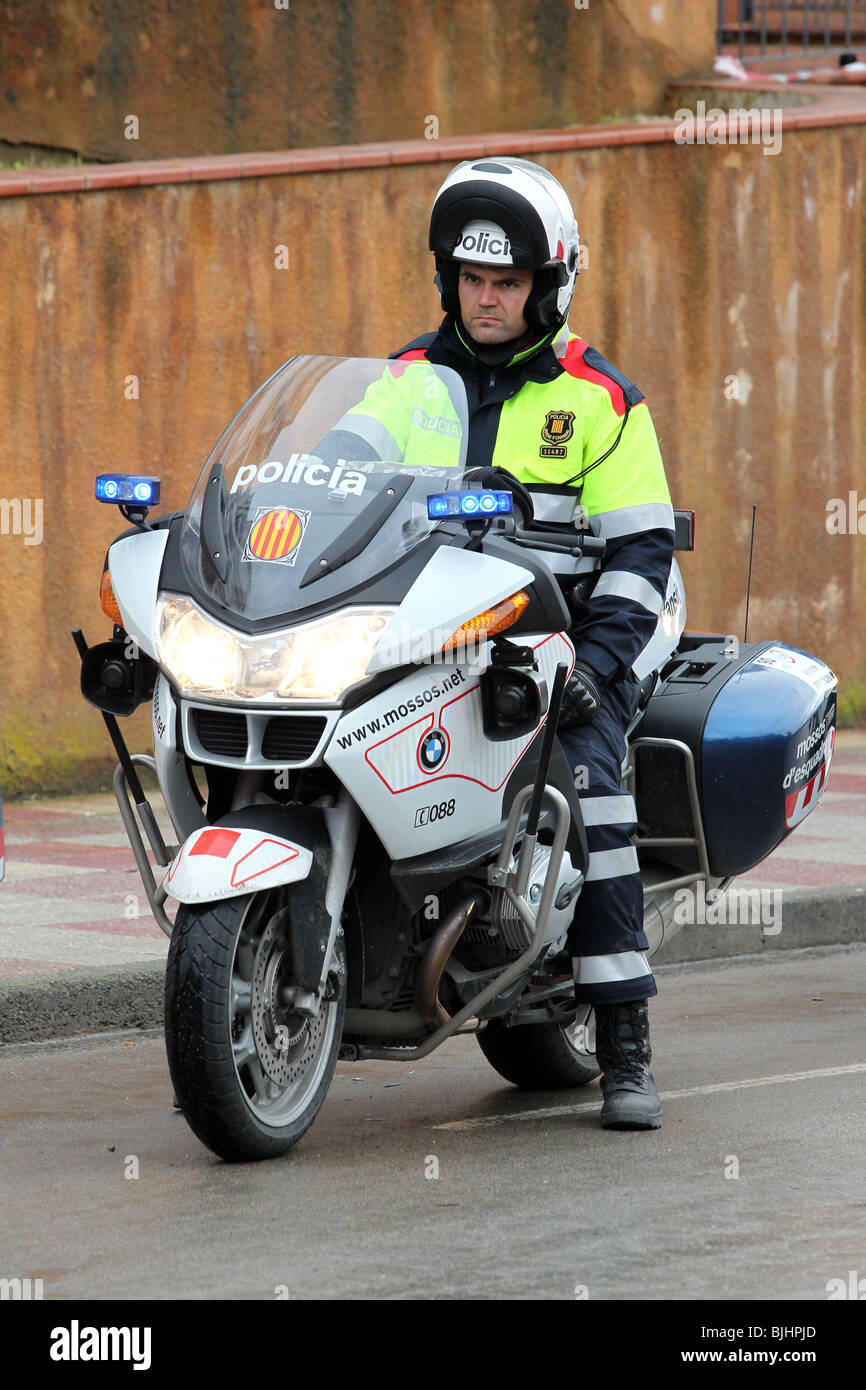 Catalano polizia moto rider, Mossos d'esquadra, pattuglie di una strada urbana in Catalogna, Spagna Foto Stock