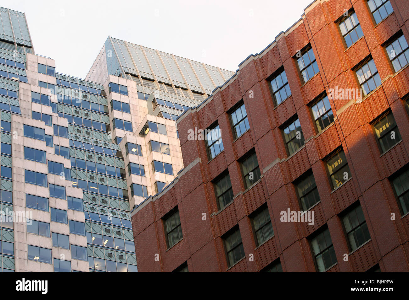Vecchio rosso mattone e moderni edifici per uffici, il centro di Boston, Massachusetts Foto Stock