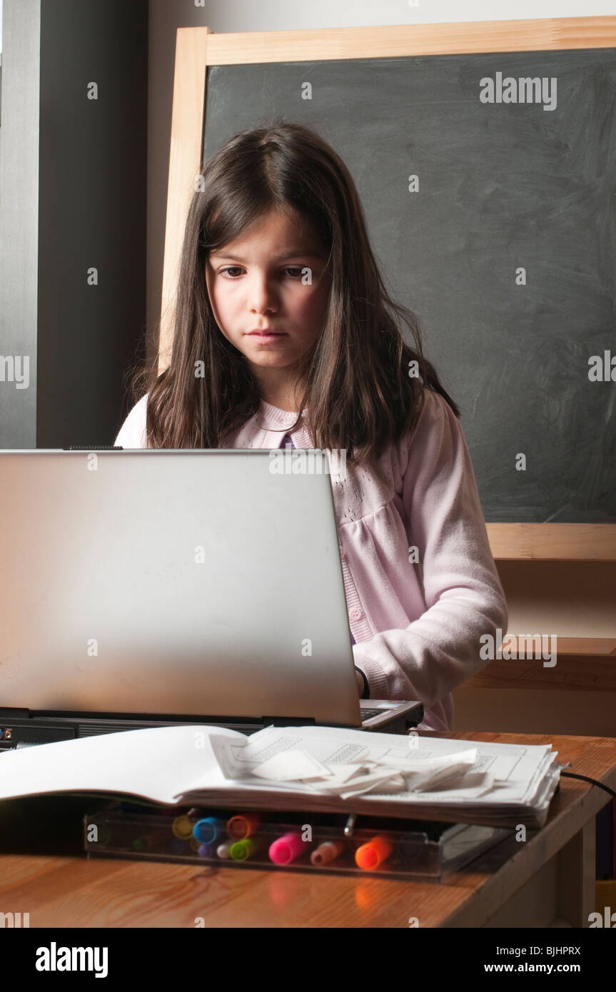 Bambino durante la navigazione in internet su un computer portatile Foto Stock