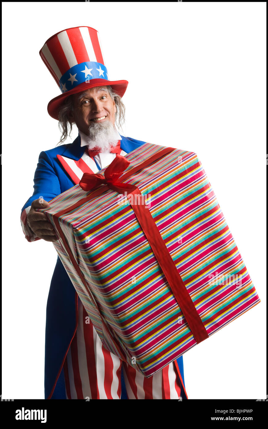 Lo zio Sam holding un regalo Foto Stock