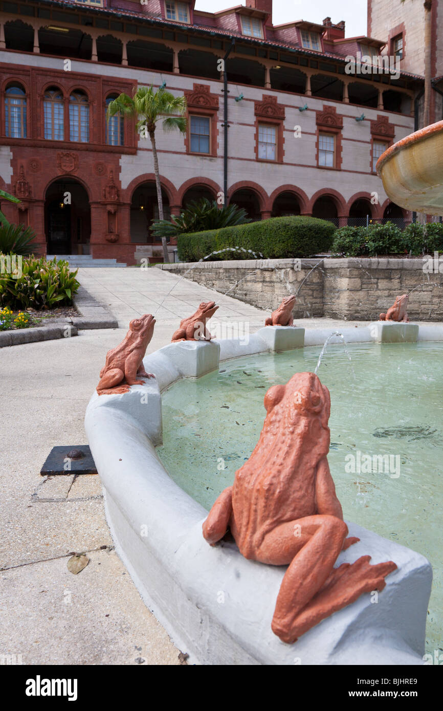Fontana di rana nel cortile a Flagler College costruito da Henry Flagler a St. Augustine, Florida Foto Stock