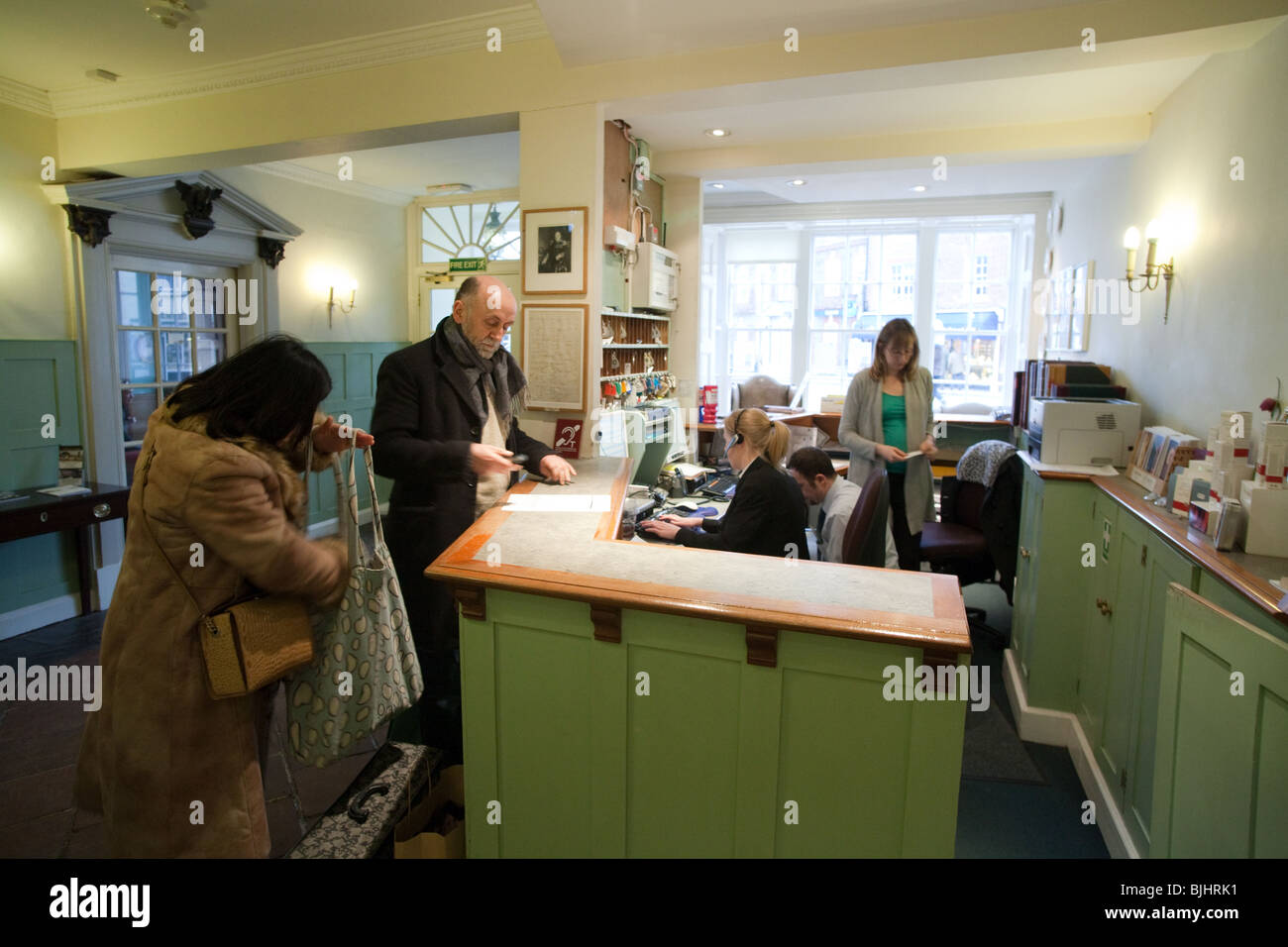 Gli ospiti che effettueranno il check in alla reception, The Swan Hotel, Southwold, Suffolk, Regno Unito Foto Stock