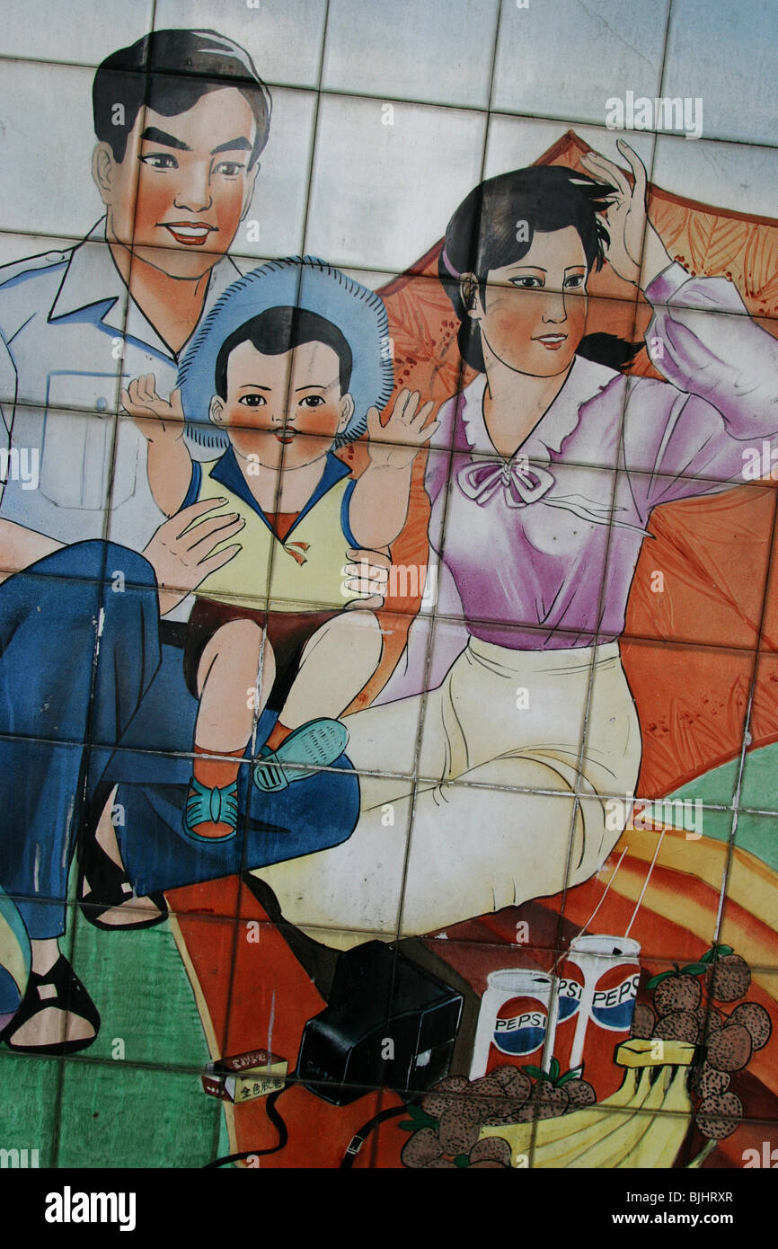 Un murale in piastrelle in una strada di Guangzhou avvocati 'famiglie felici' e della Cina di 'un bambino' politica per famiglie, Cina. Foto Stock