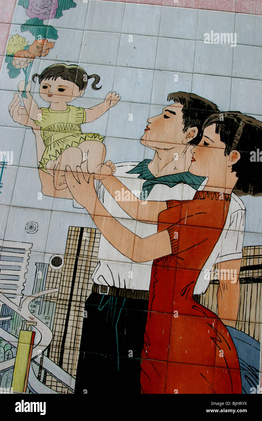 Un murale in piastrelle in una strada di Guangzhou avvocati 'famiglie felici' e della Cina di 'un bambino' politica per famiglie, Cina. Foto Stock