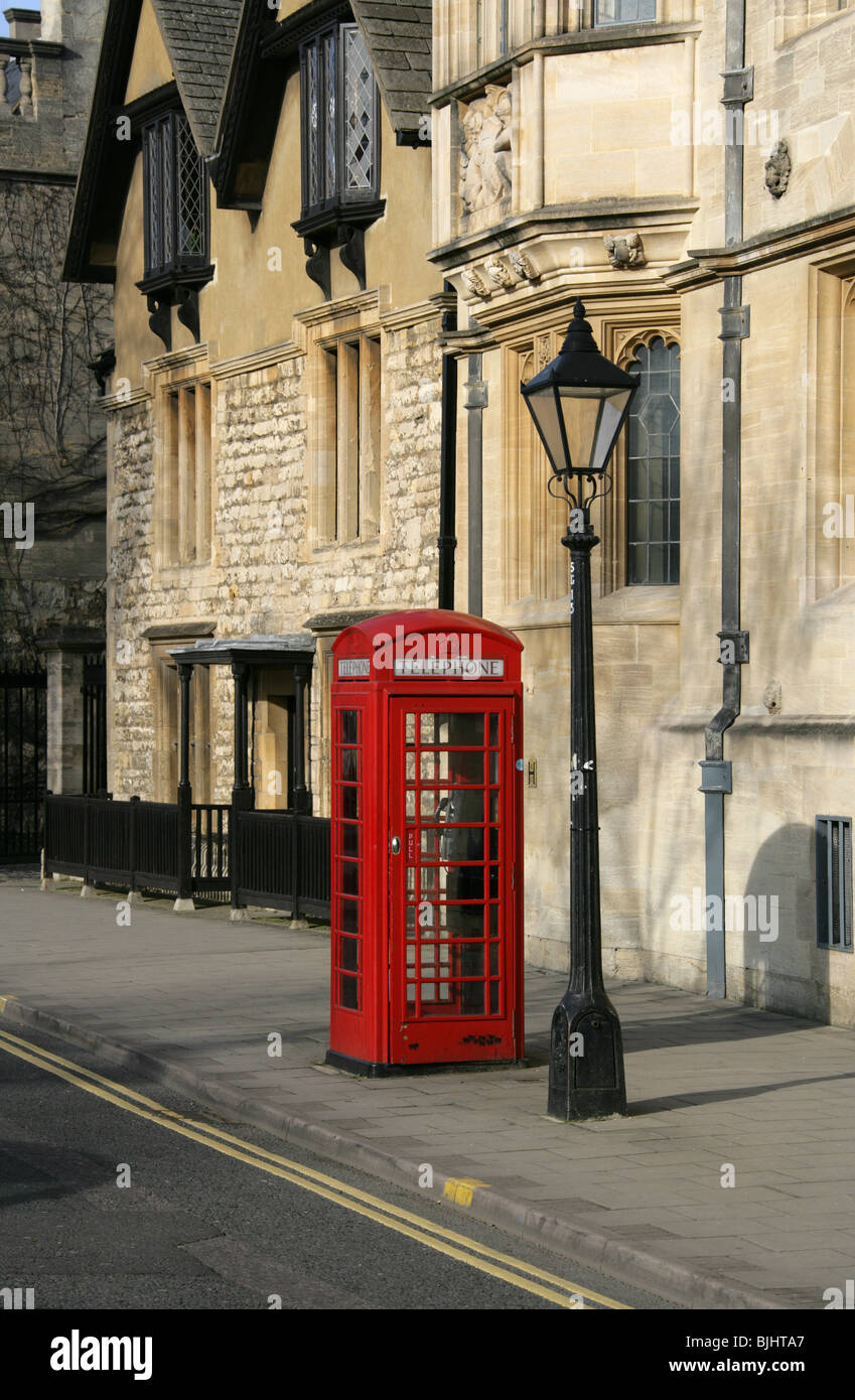 Telefono rosso scatola e lampada, Oxford City, Oxfordshire, Regno Unito Foto Stock