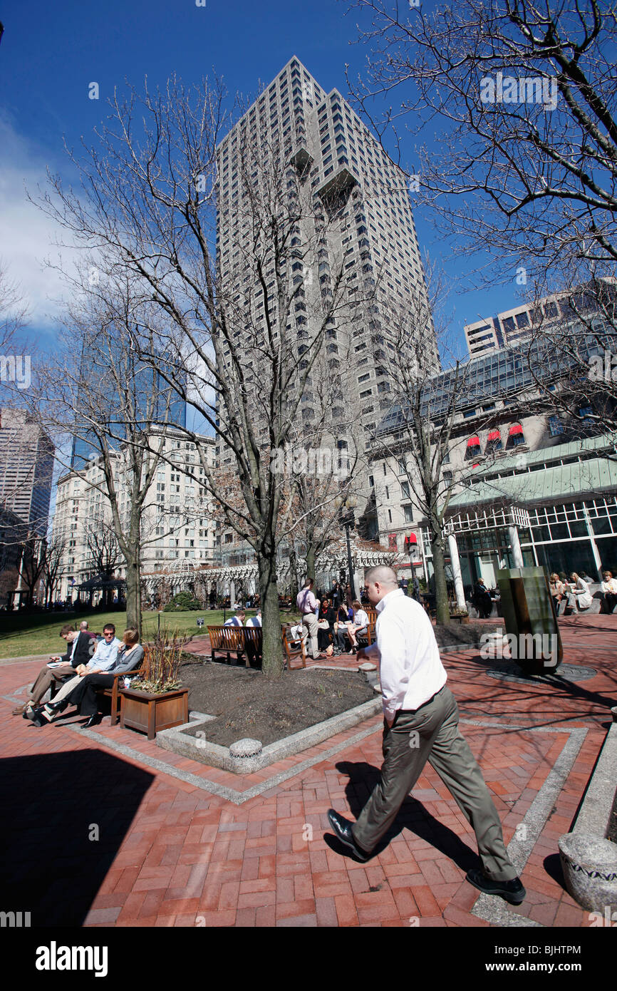 Post Office Square park, il centro di Boston financial district a ora di pranzo in una giornata di primavera Foto Stock