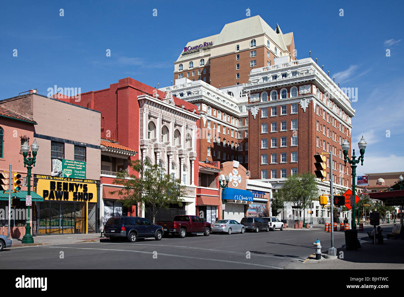Street con negozio di pegni e hotel El Paso Texas USA Foto Stock