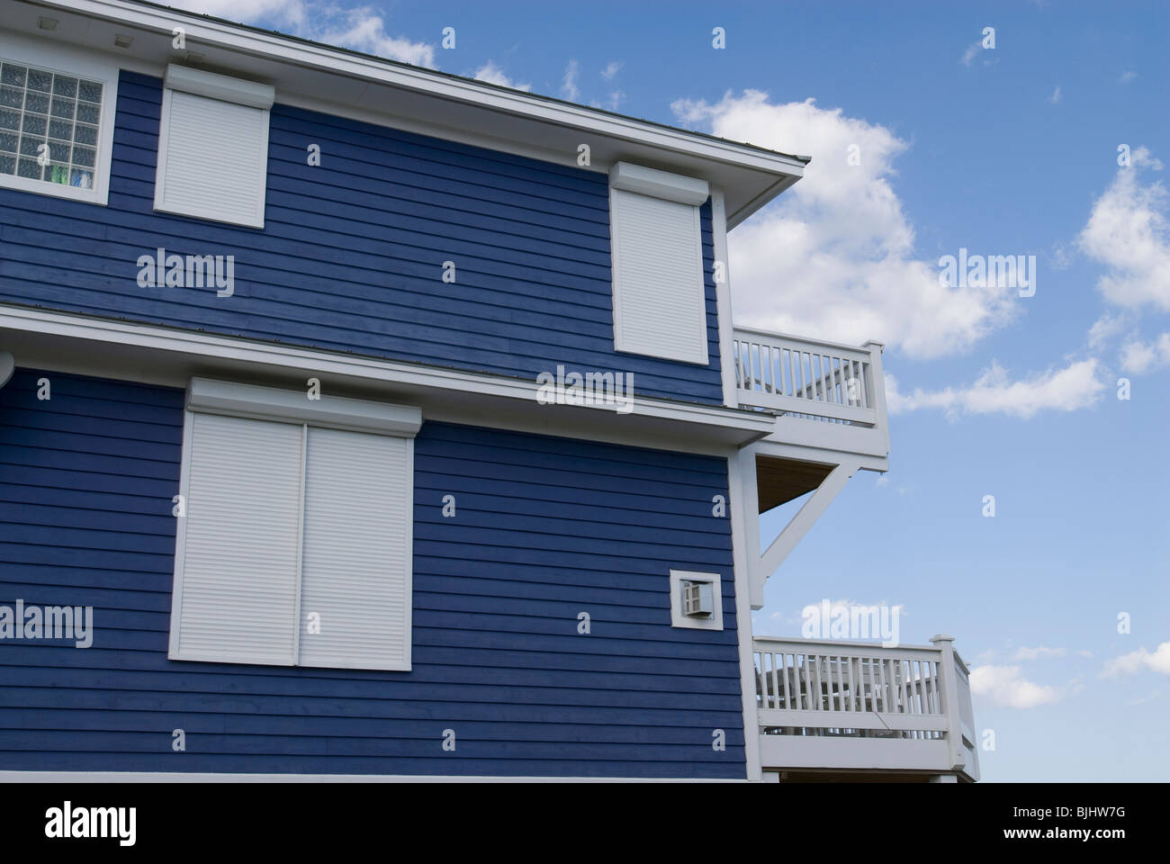 Casa sulla spiaggia con persiane uragano su windows. Foto Stock