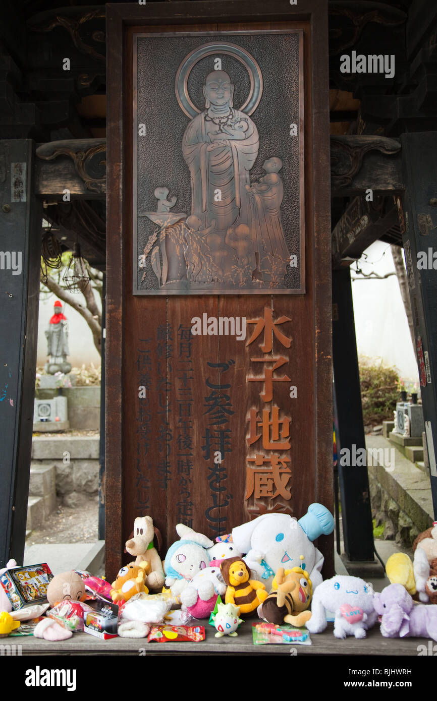 Giocattoli, Teddy bear e cimeli dei bambini a sinistra al Jizo Bosatsu santuario al Tempio Zenkoji. Foto Stock