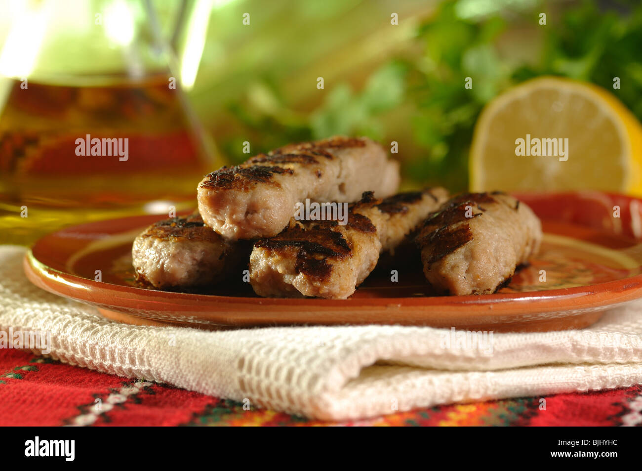 Tradizionale pasto bulgaro - kebabche (plurale kebabcheta) Foto Stock