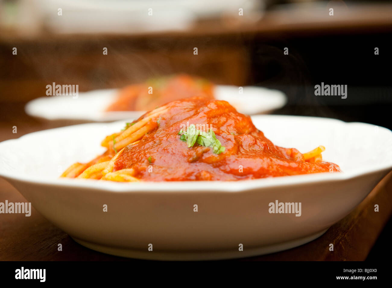 Due piatto di spaghetti pronti per essere serviti in un ristorante italiano Foto Stock