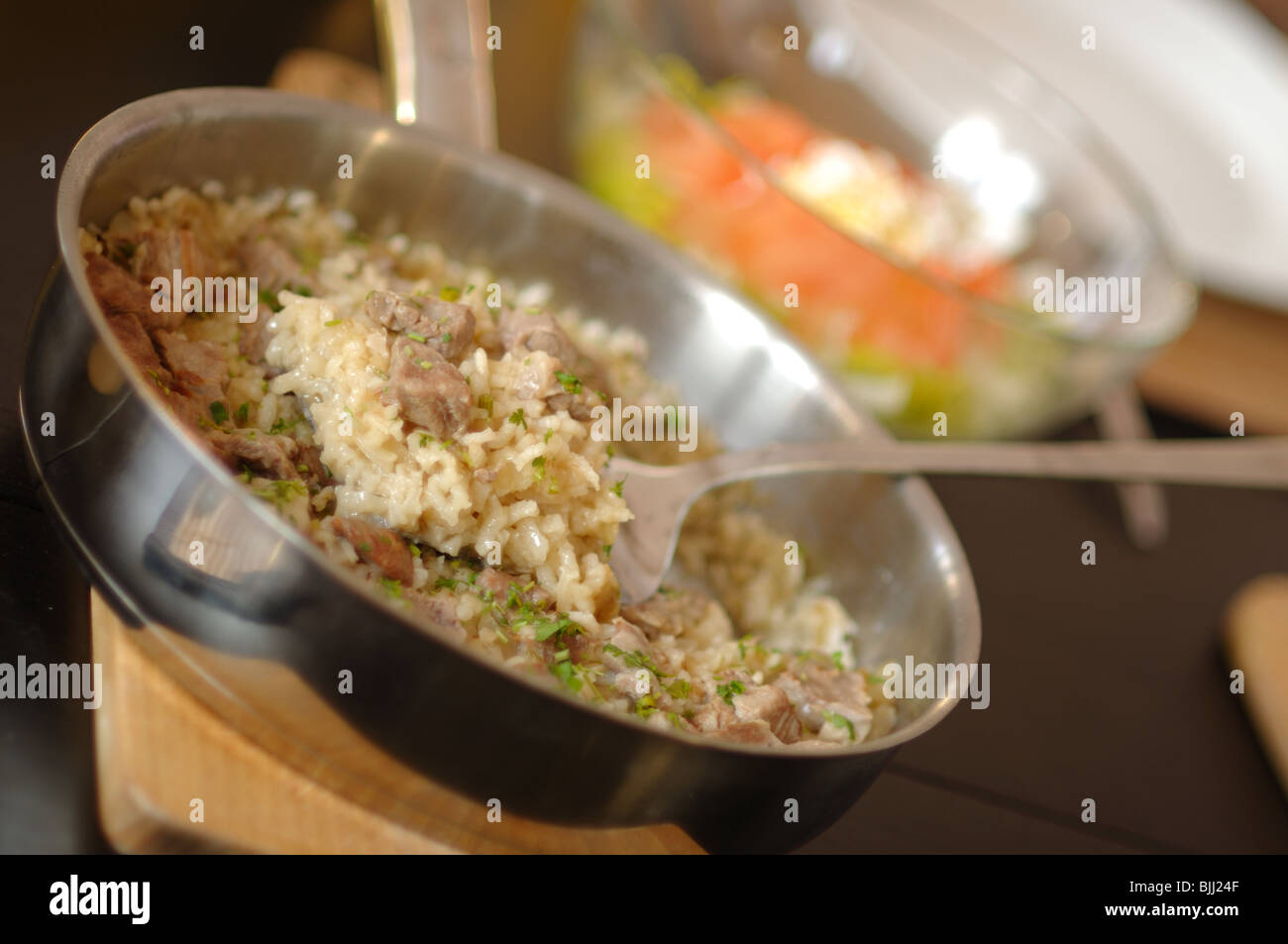 In casa il risotto con la carne in una padella Foto Stock