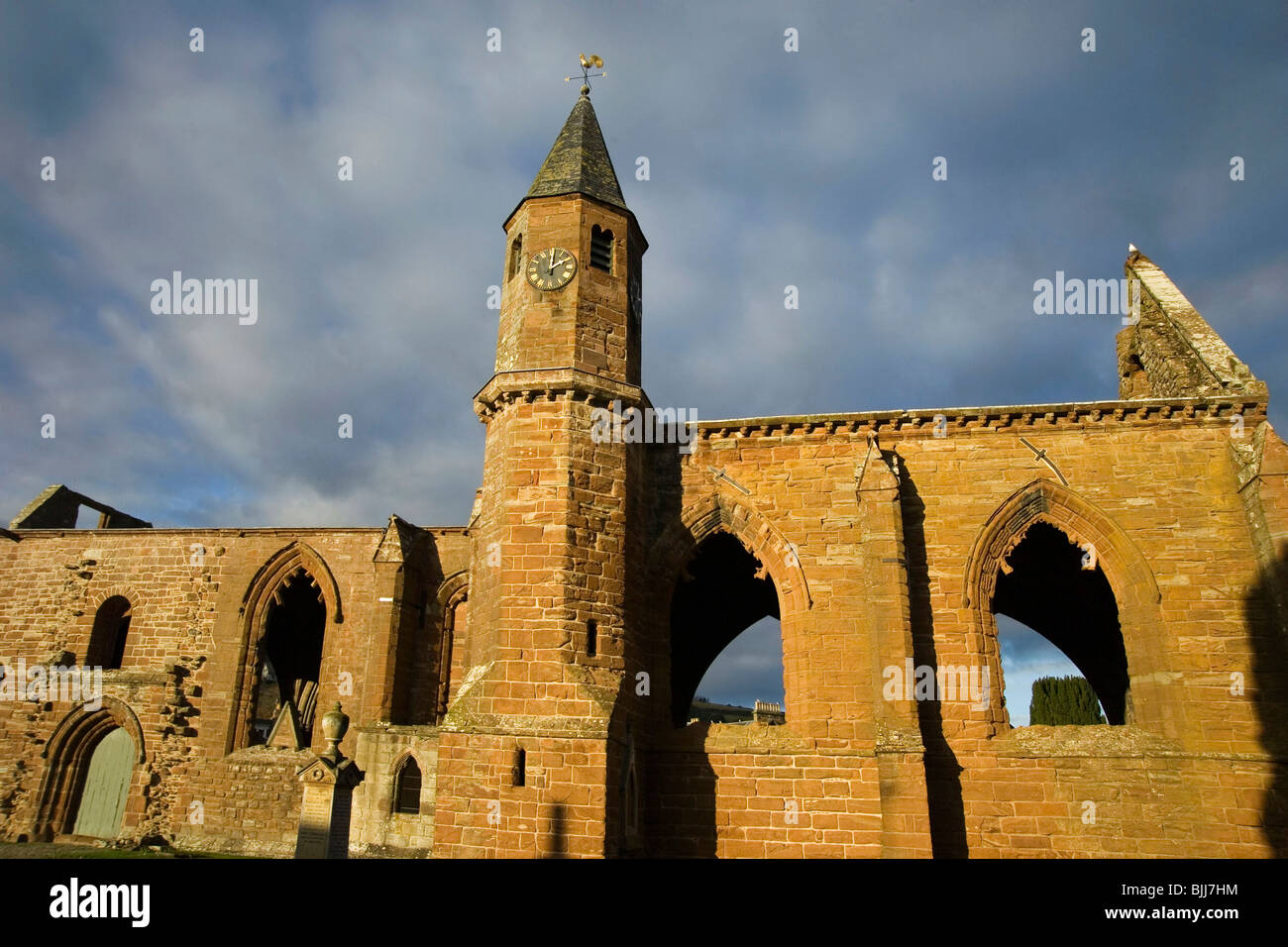 La torre e la parete laterale della Cattedrale Fortrose Black Isle Ross & Cromarty Foto Stock