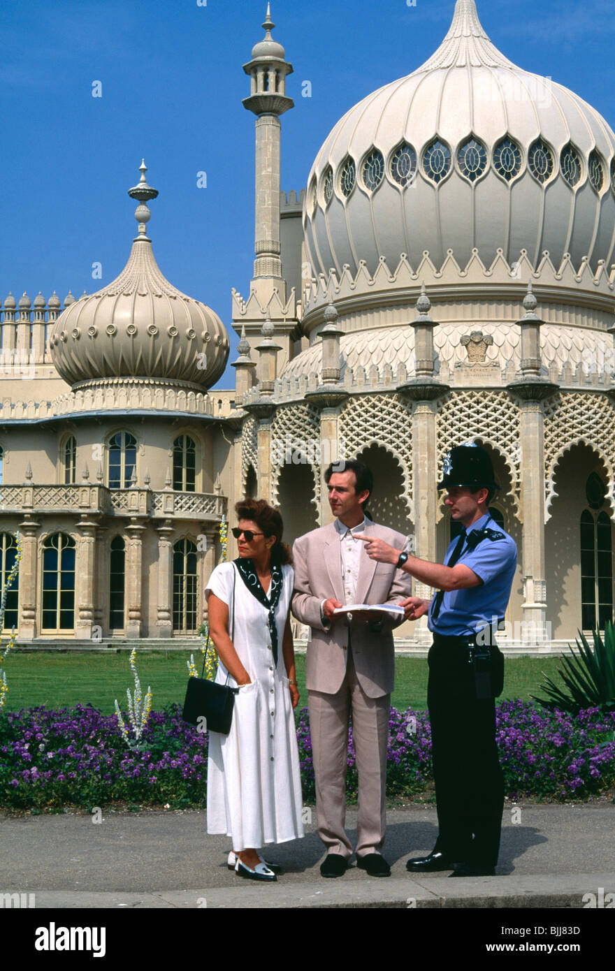 Inghilterra, East Sussex, Brighton Old Steine giovane turista giovane al di fuori del padiglione reale chiedendo un poliziotto per le direzioni Foto Stock