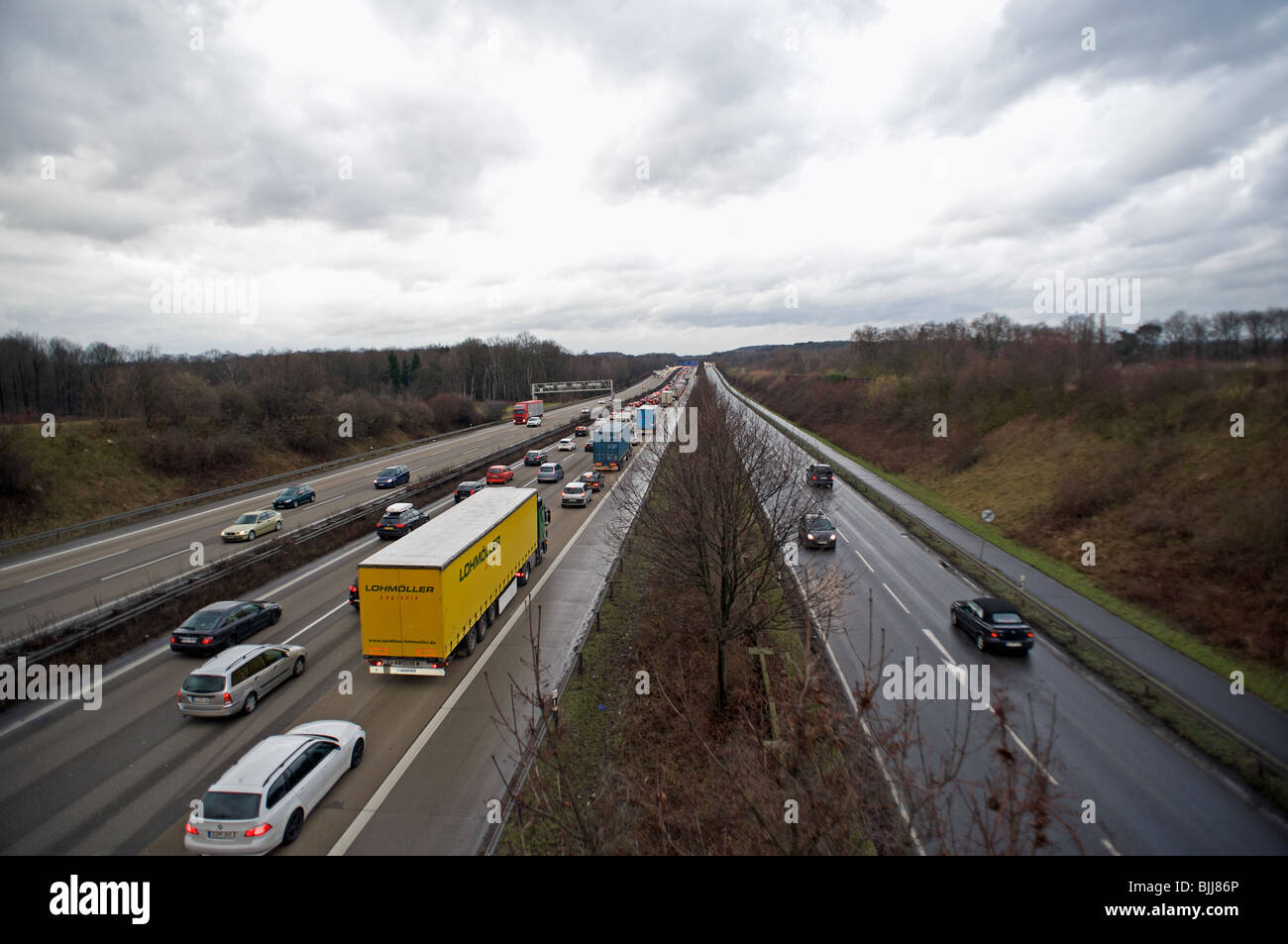 Movimento lento del traffico su autostrada uscire fuori di Colonia, Leichlingen, Germania. Foto Stock