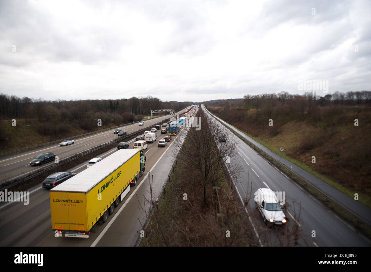 Movimento lento del traffico su autostrada Autobahn 1 (A1) uscire fuori di Colonia, Germania. Foto Stock