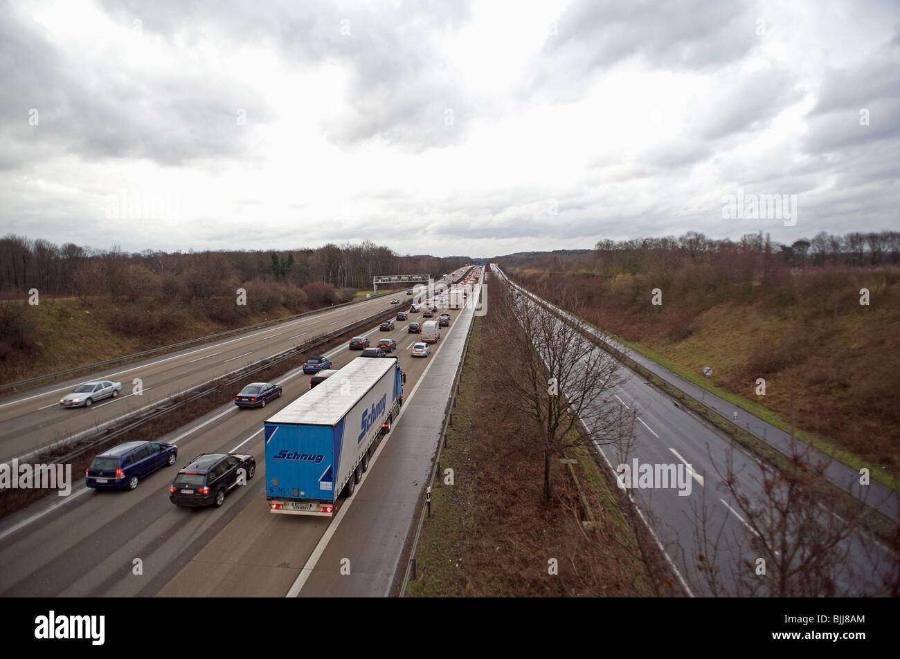 Movimento lento del traffico su autostrada direzione fuori di Colonia, Germania. Foto Stock
