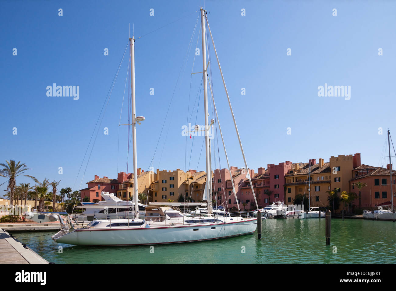 Marina con le case e le barche a Sotogrande, Spagna Foto Stock