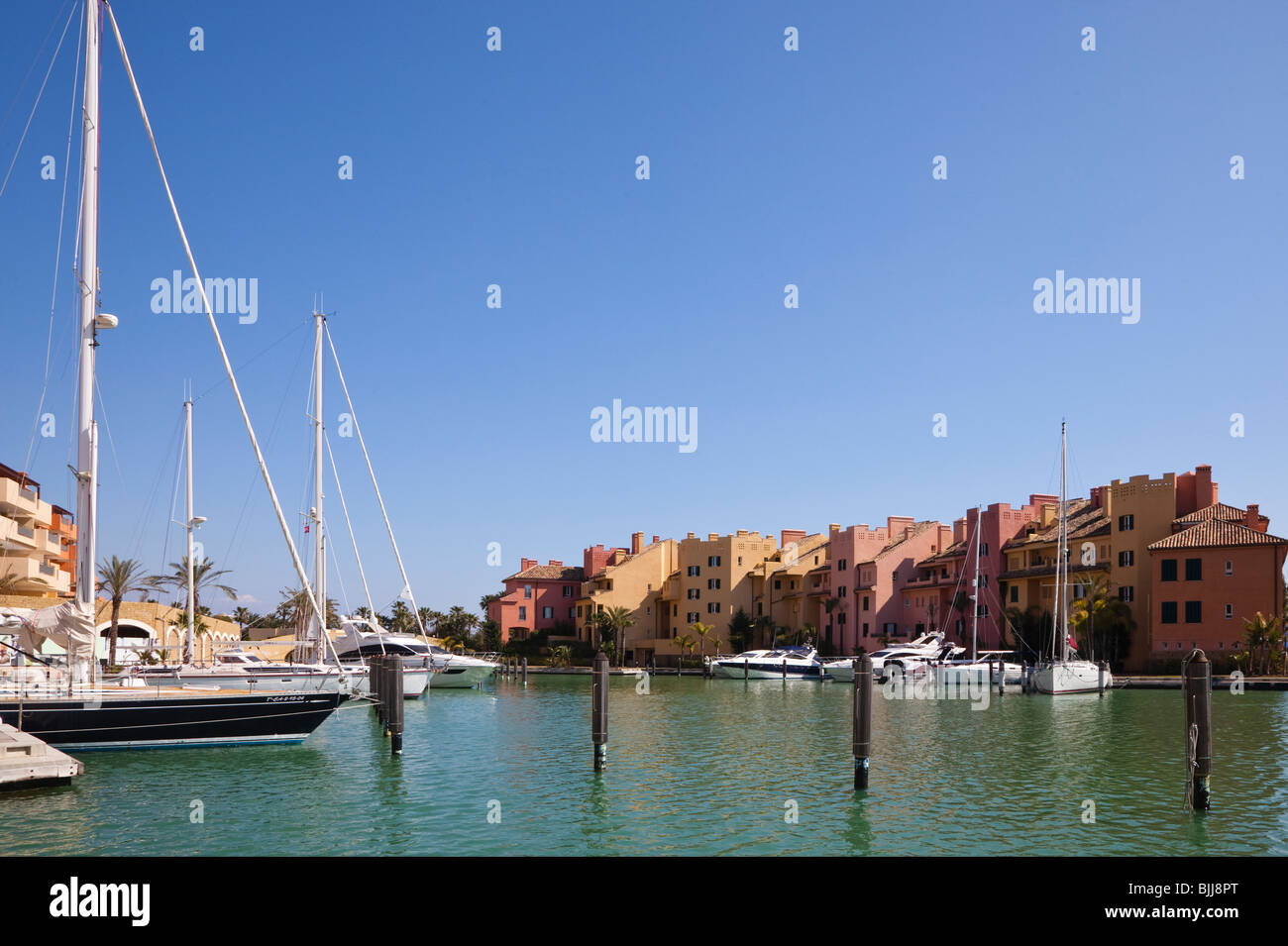 Marina con le case e le barche a Sotogrande, Spagna Foto Stock