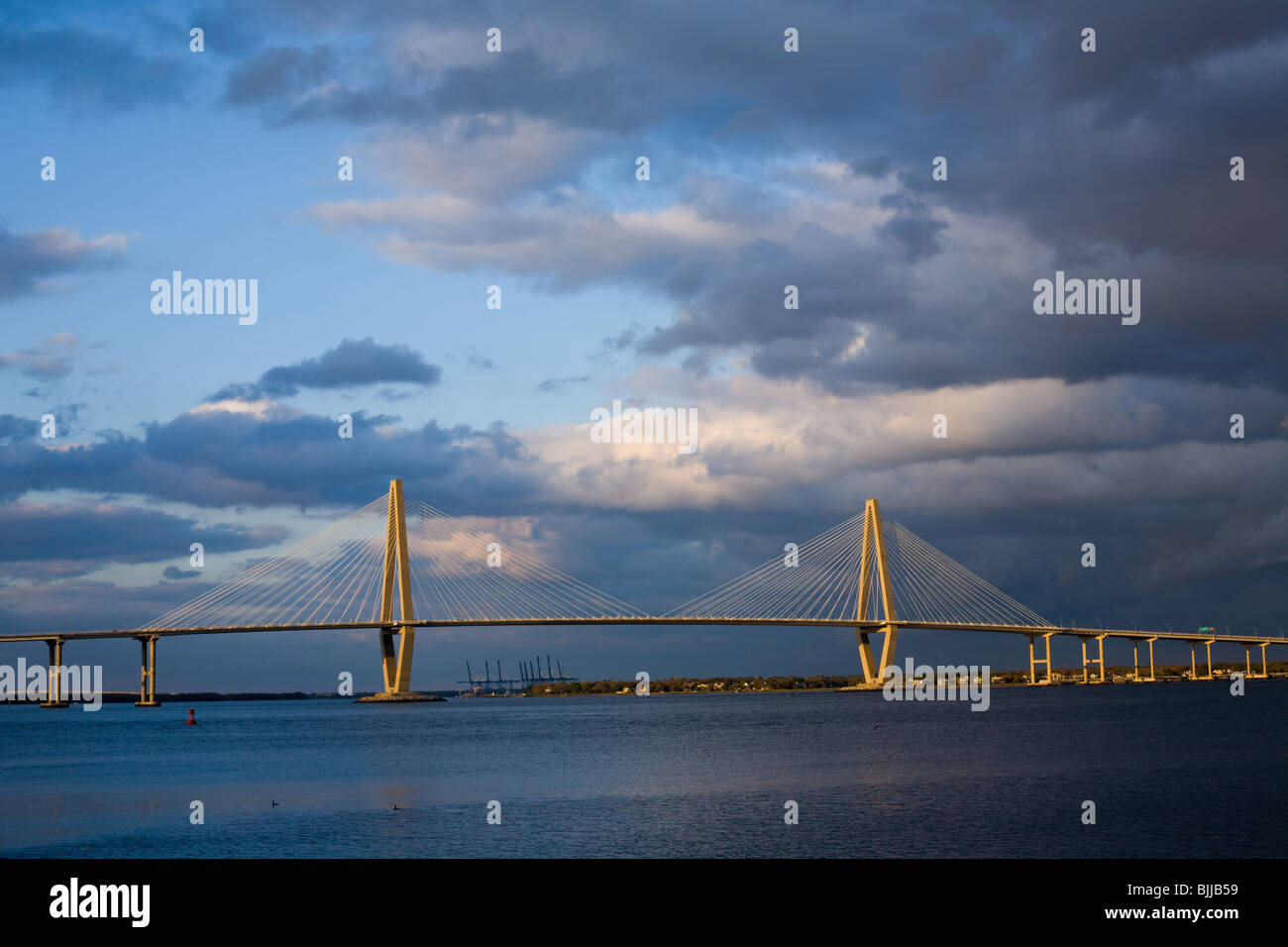 Ponte Ravenel, Cooper River, Charleston, Carolina del Sud e il più lungo ponte sospeso in America del Nord Foto Stock