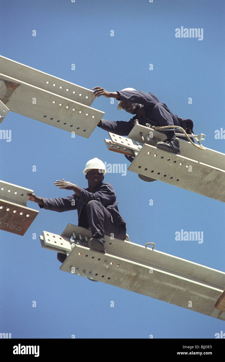 African lavoratori edili assemblaggio in acciaio Foto Stock