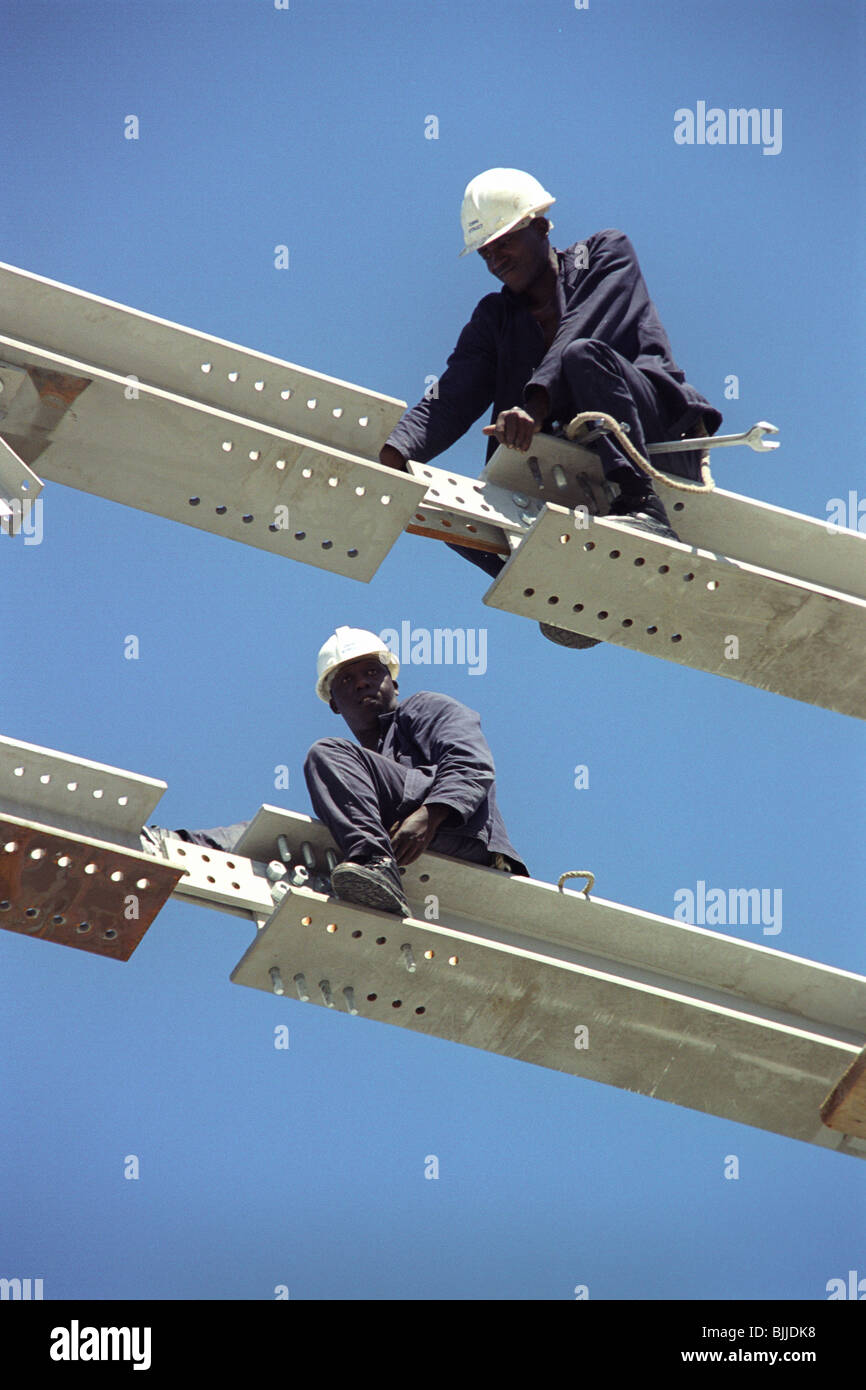 African lavoratori edili assemblaggio in acciaio Foto Stock