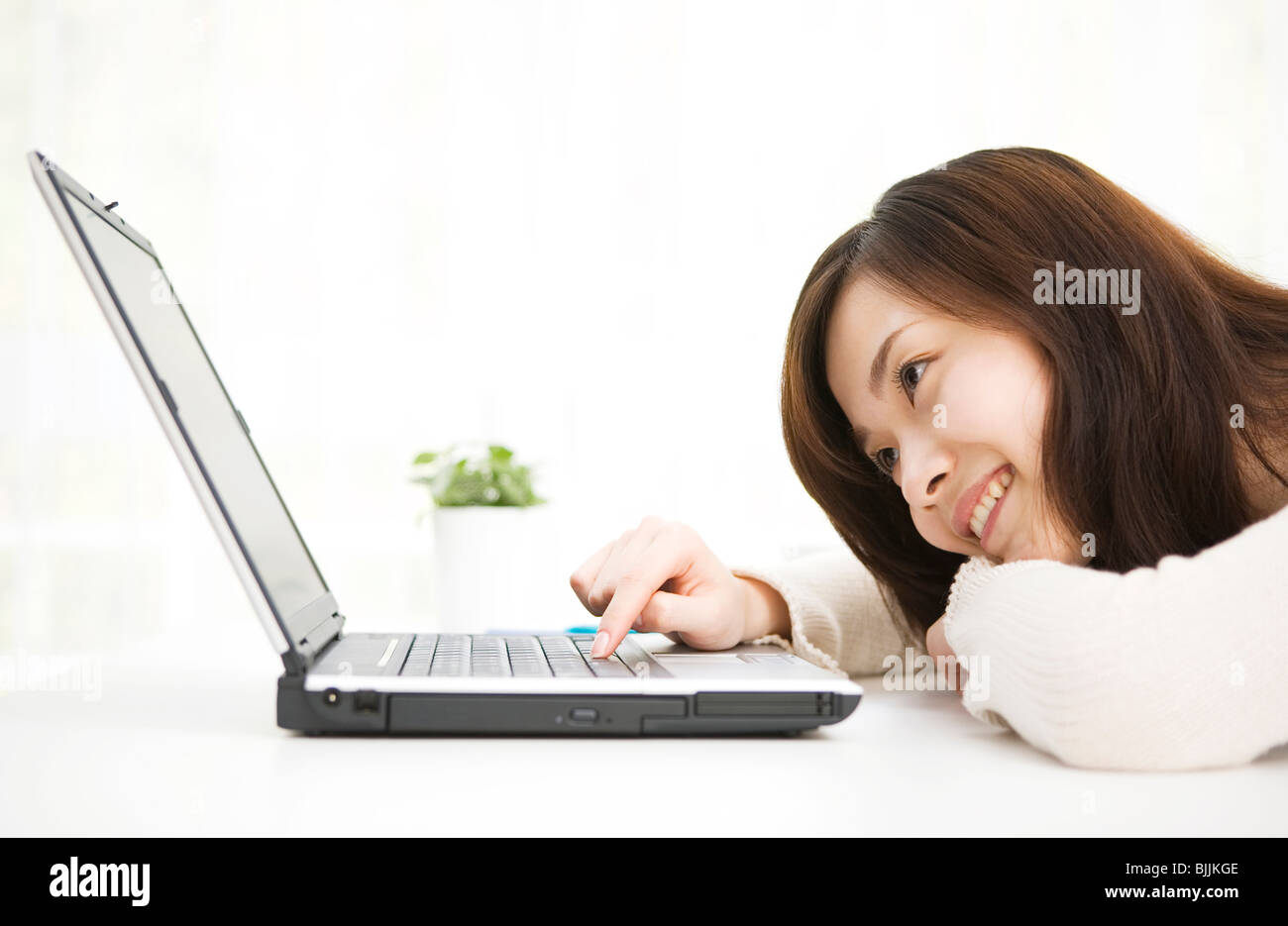 Giovane donna con il computer portatile Foto Stock