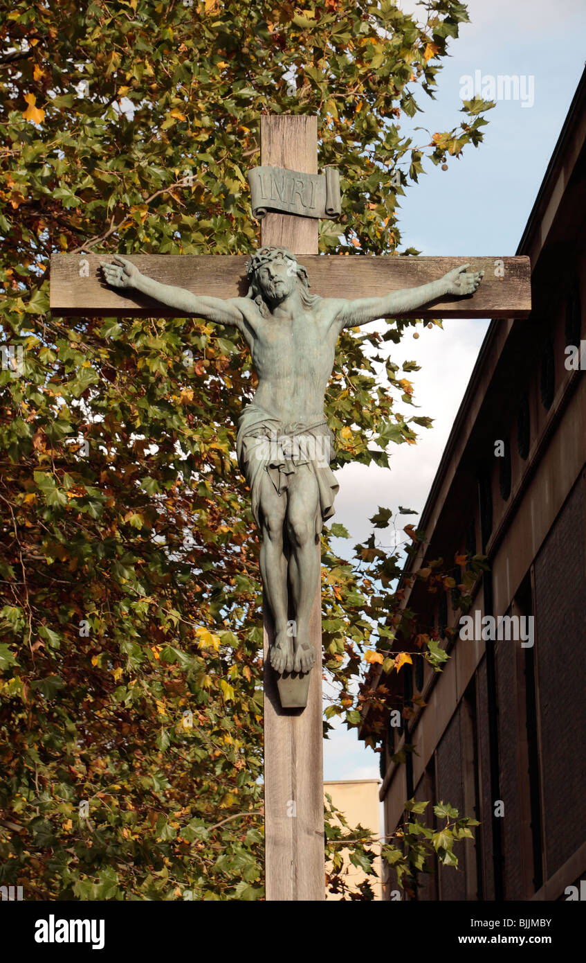 Gesù Cristo sulla croce (crocifisso) al di fuori di San Giovanni Evangelista chiesa parrocchiale a Waterloo, Londra. Foto Stock