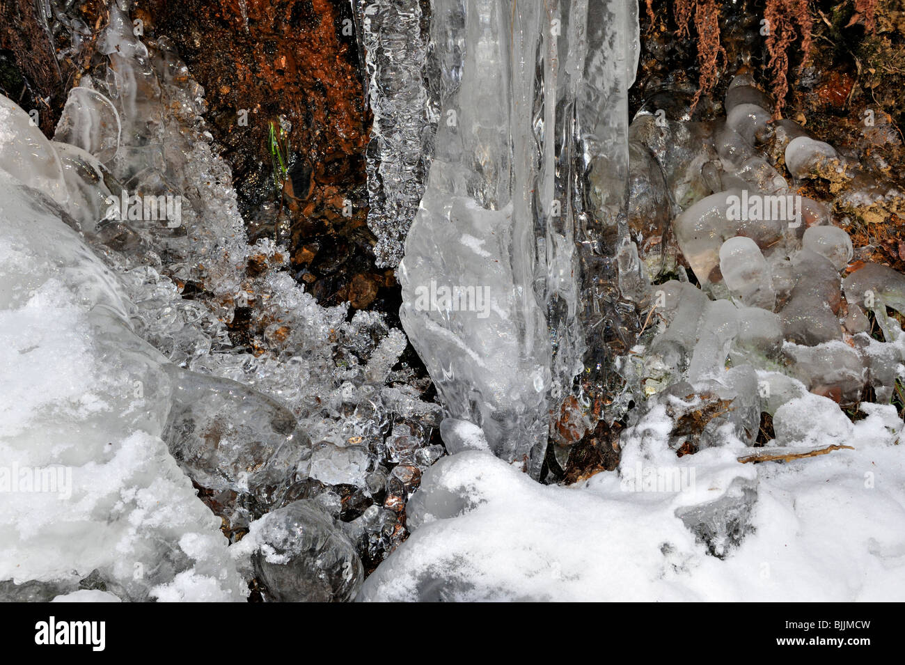 Grande ghiacciolo e formazioni di ghiaccio in profondamente flusso congelato Foto Stock