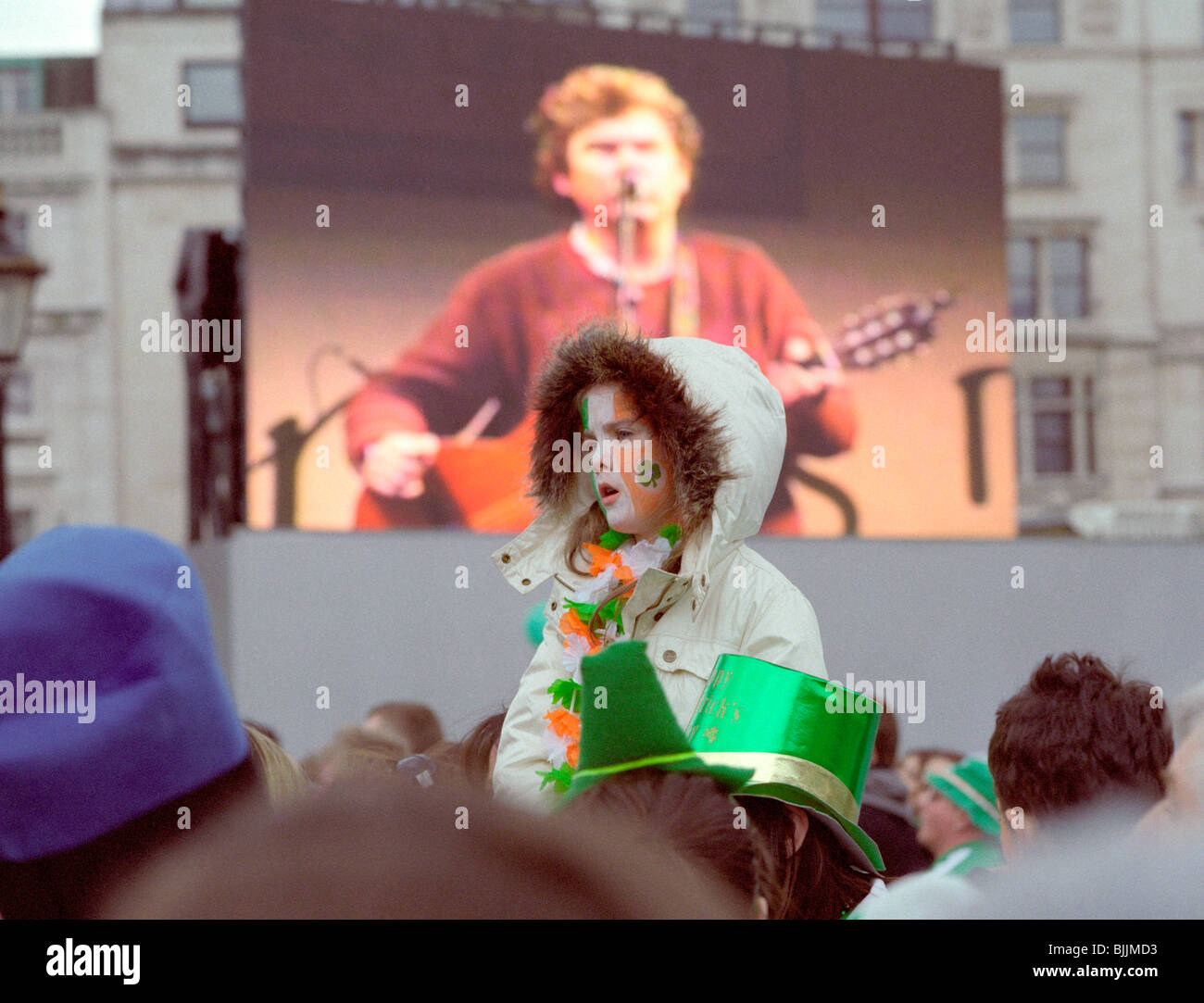Il giorno di san patrizio LONDRA 2010 con il cantante maschio sul grande schermo in background Foto Stock