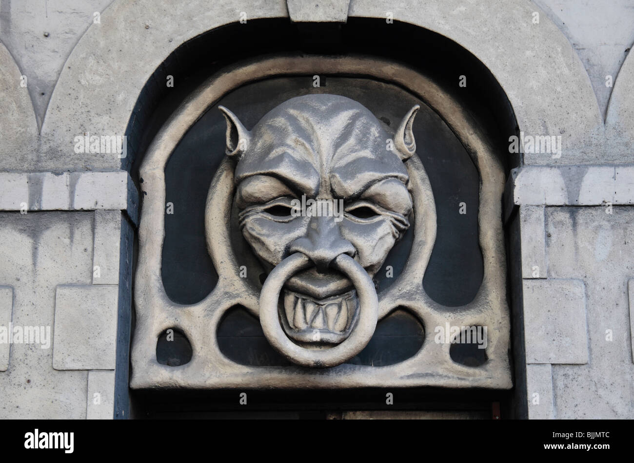 Porta Spooky respingente segno sopra l'ingresso al London Dungeon, Londra, Regno Unito. Foto Stock