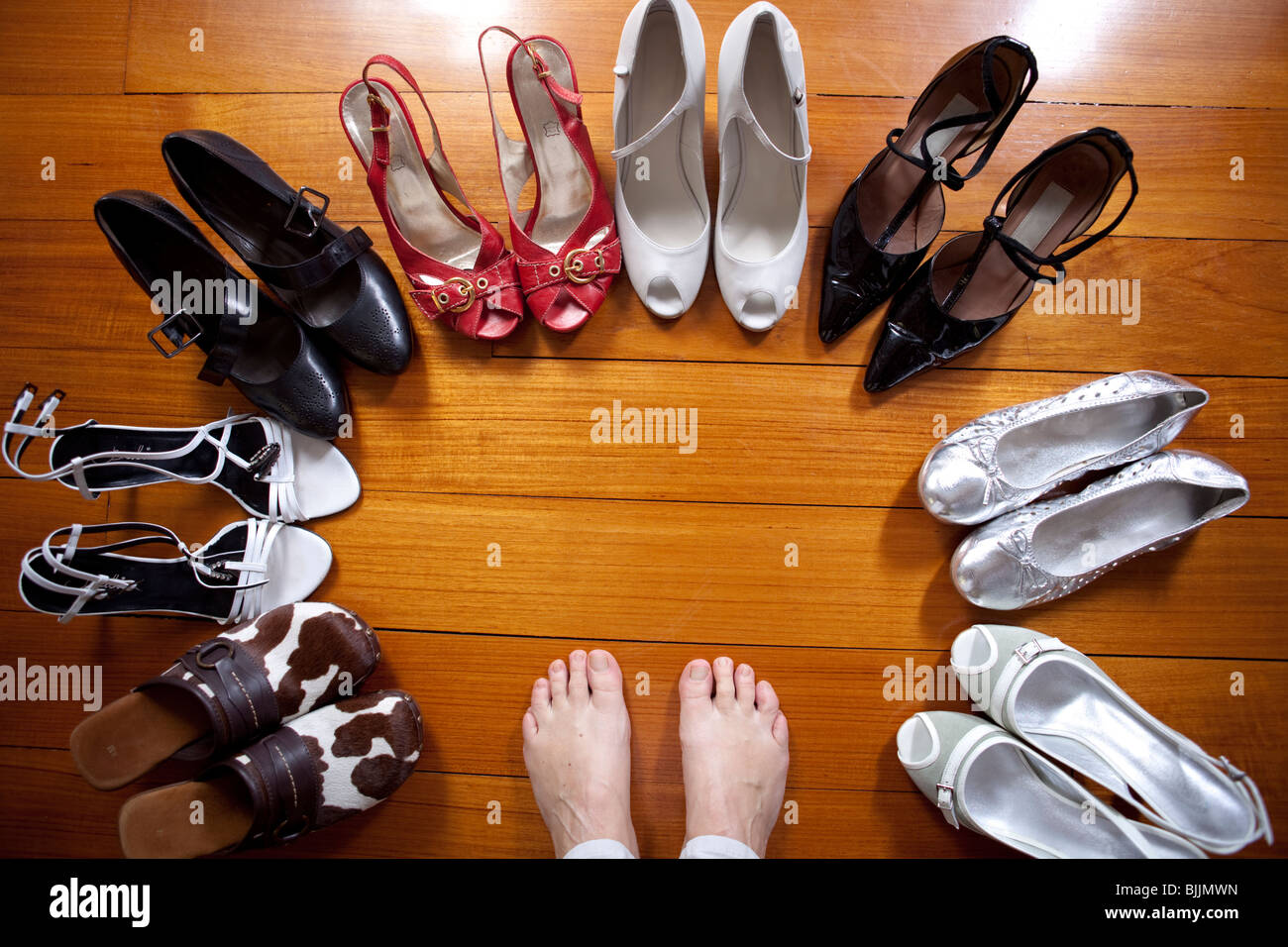 Piedi di donna circondata da tante paia di scarpe in diversi colori Foto  stock - Alamy