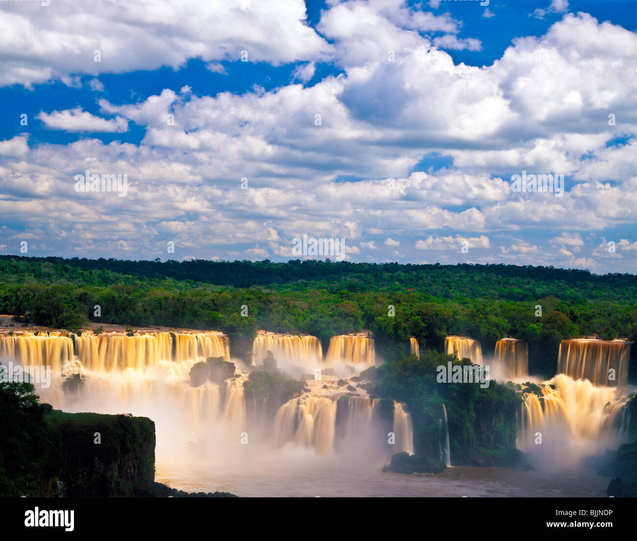 Pomeriggio di nuvole a Iguazu Falls, Iguazu Falls National Park, Brasile, enorme cascata complessa nel Sud del Brasile foresta pluviale Foto Stock