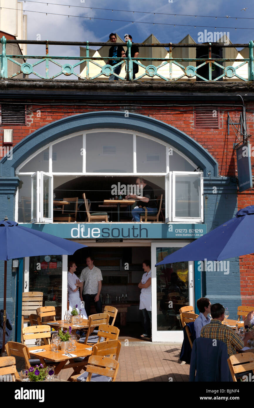 Inghilterra, East Sussex, Brighton Kings Road archi, dovuta a sud Ristorante di Pesce e frutti di mare. Foto Stock