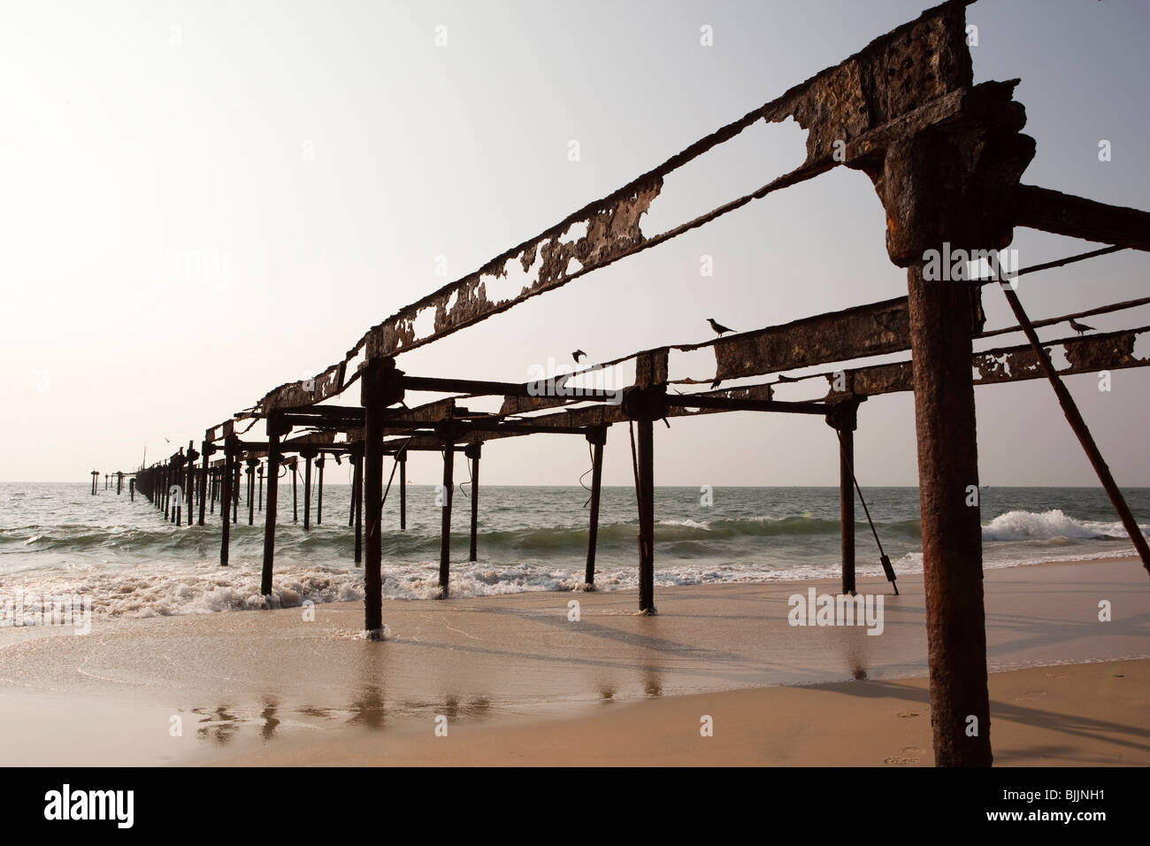 India Kerala, Alappuzha, (Alleppey), spiaggia, arrugginimento resti di vecchi era Coloniale Britannica pier Foto Stock