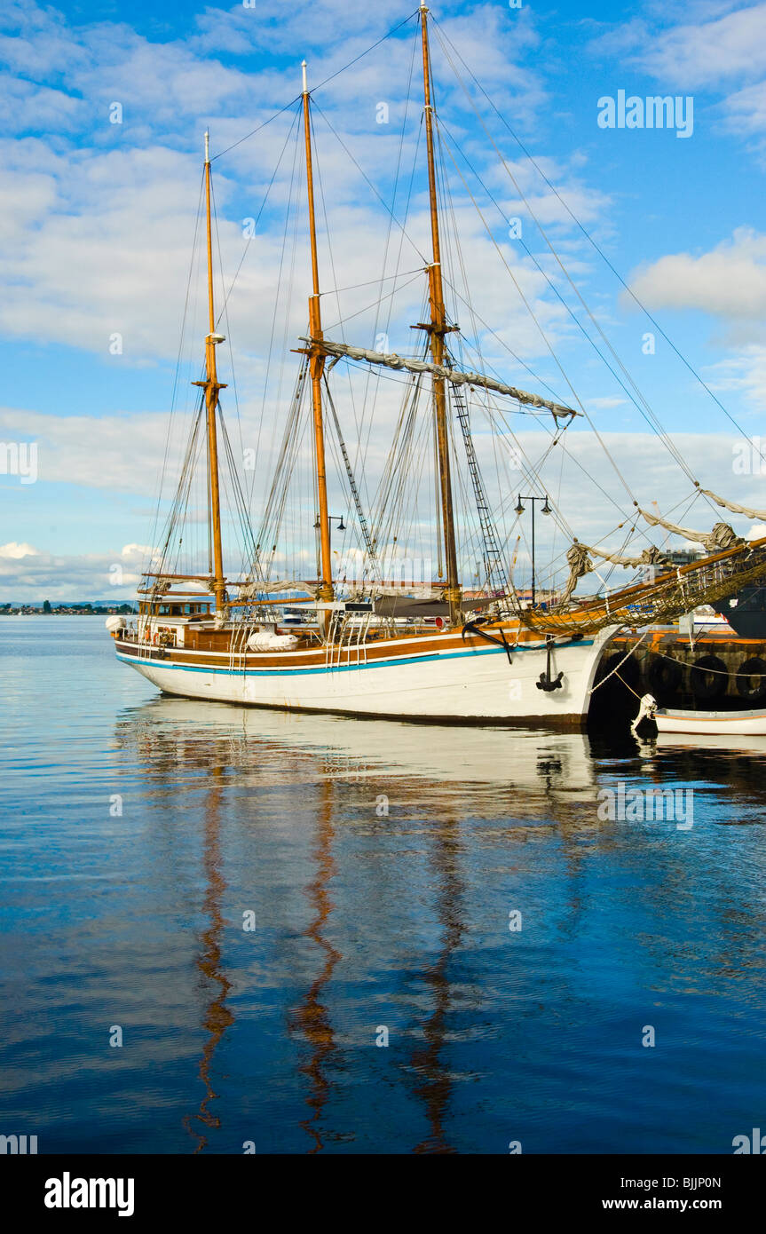 A tre alberi a vela di legno di nave ormeggiata in porto principale di Oslo, Norvegia Foto Stock