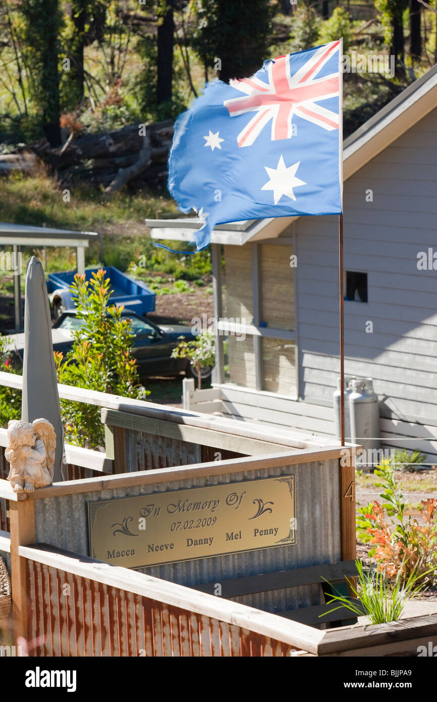 Un memoriale per una famiglia ucciso dagli incendi boschivi, su una casa di Kinglake, Australia. Foto Stock