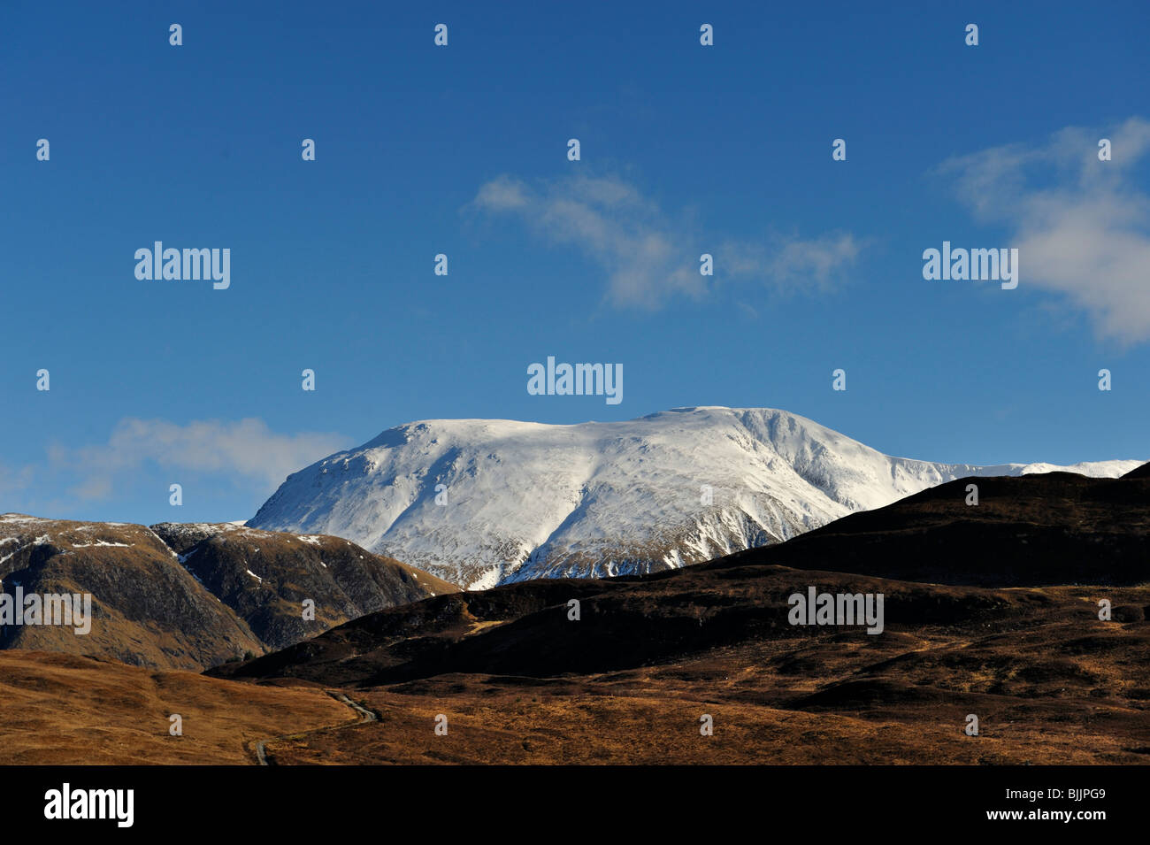 Coperte di neve Ben Nevis sotto un cielo blu da sud-ovest, Lochaber, Highlands scozzesi, REGNO UNITO Foto Stock